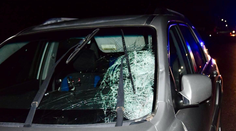 Muž neprežil zrážku s autom. Večer sa mal v tmavom oblečení pohybovať po strede cesty