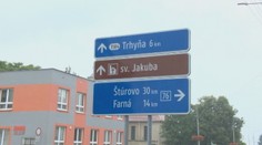 Kuriózna tabuľa v Želiezovciach. Odkazuje na dedinu, ktorá už 60 rokov neexistuje