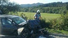 Pri zrážke troch áut v Rajeckých Tepliciach utrpeli zranenia piati ľudia