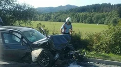 Pri zrážke troch áut v Rajeckých Tepliciach utrpeli zranenia piati ľudia