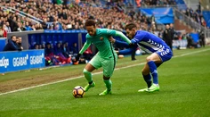 Barcelona dala Alaves "kanára", Real má pred majstrom bodový náskok