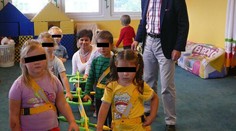 V českej škôlke držia deti na hromadnej vôdzke. Rodičia aj verejnosť sú v šoku