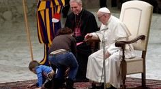 Malý chlapec sa dostal cez ochranku a chcel sa hrať s pápežom