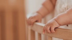 Matka odišla na dovolenku, no batoľa nechala doma. Po návrate ho našla mŕtve