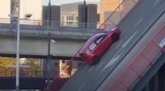 VIDEO: Rodina s malým dieťaťom zažila chvíle hrôzy. Zrútili sa so zdvíhacieho mosta