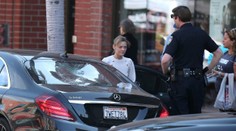 Hollywoodska hviezda v šoku. Šialenec zaútočil na auto a zranil jej malého synčeka