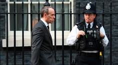 Britská vláda sa rozpadá, pre brexit rezignoval už druhý minister