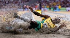 VIDEO: Čo to stváral? Jamajský skokan sa na MS pošmykol a krkolomne preletel osem metrov