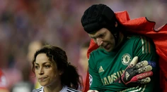 Čech s podozrením na zlomeninu rebra, Schwarzer má rekord