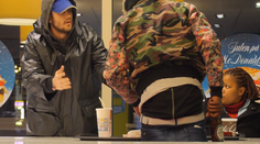 Bezdomovec prosil o jedlo v známom fast-foode. Pozrite si reakcie okolitých ľudí