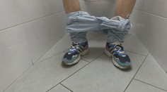 Močenie posediačky je pre niektorých mužov prijateľnejšie. Uprednostňujú ho aj dve futbalové hviezdy