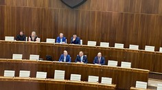 Mimoriadnu schôdzu k odvolávaniu Kollára sa nepodarilo na prvýkrát otvoriť. Príčinou boli technické problémy