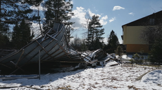 Víchrica v Tatrách strhla ďalšie tisícky stromov. Odletela aj strecha hotela