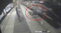 Hrozivé video z Česka! Mladíci prechádzali cez koľaje, zachytil ich vlak