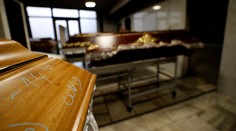 Počet úmrtí spojených s covidom stúpol v USA za dva týždne o 33 percent