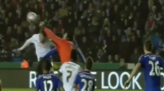 Čech zvalcoval hráča, Fábregas rozhodcu