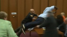 Na súde skočil po vrahovi svojej dcéry, ktorý sa mu smial do očí