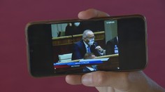 V parlamente sa väčšinou hádajú a urážajú. My sme našli moment, keď prítomní plakali od smiechu