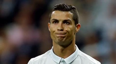 Neokrôchaný Ronaldo si pohneval budhistov: V teplákoch zneuctil sochu budhu