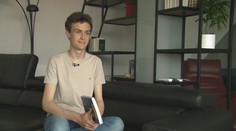 Kým ostatní lozili po stromoch, on pozeral správy. Marca fascinovala politika už v materskej škole