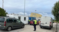 Migranti sa aj naďalej snažia nelegálne prejsť hranice. Neuveríte, koľko sa ich zmestilo do jedného auta