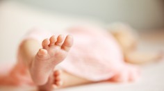 Trojčatá mali pozitívne testy na koronavírus v deň narodenia