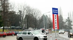 Parkovanie na Nemocničnej ulici v Bojniciach pod nemocnicou už nie je zadarmo