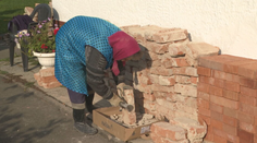 Viaceré rodiny sa do svojich domovov dodnes nevrátili. Od zemetrasenia na východe prešiel rok