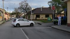 Matka s dcérou na e-kolobežke narazili v Hlohovci do auta a skončili v nemocnici