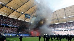 Bayern oslavuje titul, Hamburg za diváckych nepokojov prvkýkrát zostúpil