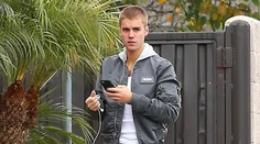 Justin Bieber po odmlke a hneď bez trička. Foto vnútri