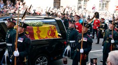 Rakva Alžbety II. ukončila svoju púť. Priviezli ju do Londýna