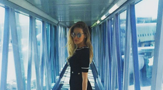 Andrea Verešová na letisku. Pri pohľade na jej minišaty, si mohol niekto pomýliť let