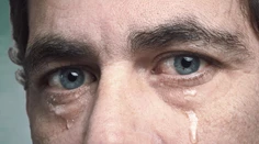 Aj muži si plačom dokážu vynútiť to, čo ženy
