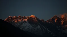Pod Mount Everestom vrazilo lietadlo do vrtuľníka, hlásia mŕtvych
