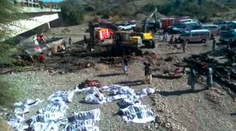 Autobus sa zrútil z mosta a začal horieť. Pri nehode v Pakistane zahynulo 40 ľudí