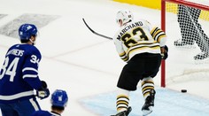 VIDEO: Séria medzi Bostonom a Torontom prináša zaujímavé momenty. Marchandovi prechádzajú zákroky na hrane