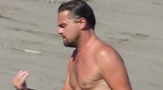 DiCaprio s ovisnutými prsiami a pupkom. Aj tak zbalil sexy modelku