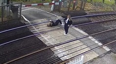 Bezpečnostná kamera zachytila šokujúci moment. Dievča leží na koľajniciach a hrá sa s mobilom