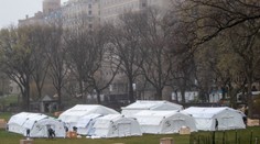 Poľnú nemocnicu v newyorskom Central Parku pre klesajúci počet prípadov uzavrú