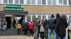 Pred lekárňami v Bratislave sa tvorili dlhé rady. Kto sa dostal dnu nemal istotu, že nájde, čo potrebuje