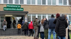 Pred lekárňami v Bratislave sa tvorili dlhé rady. Kto sa dostal dnu nemal istotu, že nájde, čo potrebuje