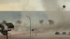 VIDEO: Dovolenkujúcich na Sicílii vystrašilo tornádo. Najskôr sa len prizerali, potom utekali ozlomkrky