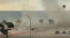VIDEO: Dovolenkujúcich na Sicílii vystrašilo tornádo. Najskôr sa len prizerali, potom utekali ozlomkrky