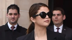 Selena Gomez chcela byť sexy. V tomto oblečení jej to nevyšlo