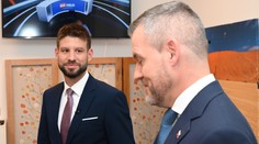 „Trieskanie do stola,“ zhodnotil M. Šimečka nápad P. Pellegriniho zatvárať utečencov do internačných táborov (Na telo)