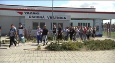 Firma Yazaki sa zrejme sťahuje. Tvrdí, že Slovákom sa nechce robiť
