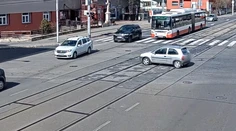 VIDEO: Bizarná scéna v Brne. Prázdne auto sa pustilo frekventovanou križovatkou