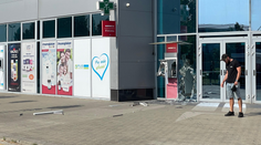 Rušné ráno v obci pri Bratislave. Zlodeji trhavinou vykradli bankomat, odniesť si mali 200-tisíc eur