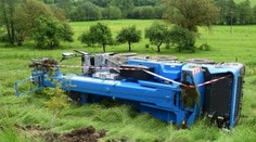 Samohybný žeriav išiel po rovnej ceste, aj tak sa prevrátil. Vodič je v nemocnici, škoda je obrovská
